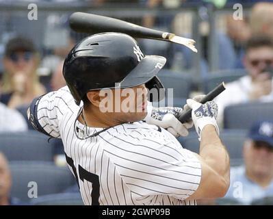 Bronx, Usa. Oktober 2021. New York Yankees Giancarlo Stanton bricht bei einem Swing im 4. Inning gegen die Tampa Bay Rays im Yankee Stadium am Sonntag, den 3. Oktober 2021 in New York City eine Fledermaus. Foto von John Angelillo/UPI Credit: UPI/Alamy Live News Stockfoto