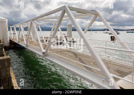 Beaumaris, Großbritannien: Pier-Gehweg zur Landestelle und Ponton an der Menai-Meerenge, Anglesey, Nordwales Stockfoto