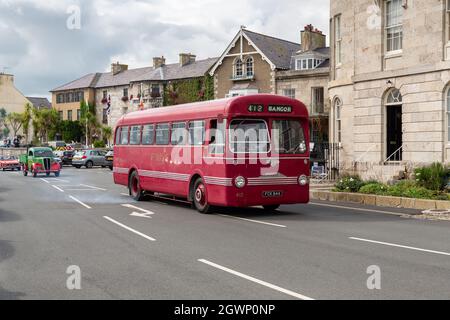 Beaumaris, Wales: Bangor Leyland Tiger Cub Ribble Bus, vorbei am Bulkeley Hotel nach der Anglesey Vintage Rallye 2021. Stockfoto