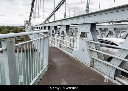 Bangor, Wales: Menai Hängebrücke Fußgängerweg, der vom Festland zur Insel Anglesey führt. Stockfoto