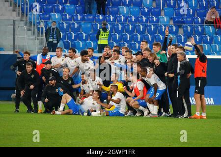 Sankt Petersburg, Russland. Oktober 2021. Die Spieler des PFC Sotschi-Teams posieren für ein Gruppenfoto während des Fußballspiels der russischen Premier League zwischen Zenit und Sotschi in der Gazprom Arena. Endergebnis: Zenit 1:2 Sotschi. (Foto von Maksim Konstantinov/SOPA Images/Sipa USA) Quelle: SIPA USA/Alamy Live News Stockfoto