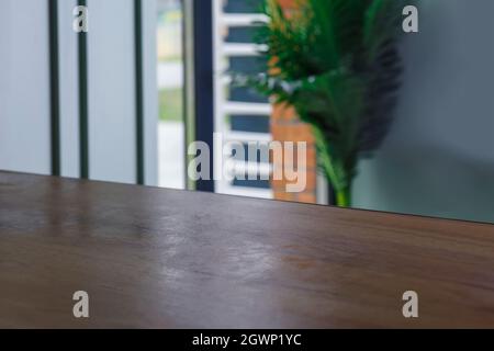 Leerer Holztisch vor verschwommenem Hintergrund für die Montage der Produktanzeige. Stockfoto