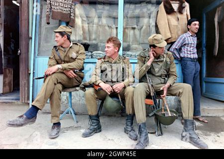 KABUL, AFGHANISTAN. Mai 1988. Die russische Militärpolizei entspannt sich während einer Patrouille entlang der Koch-e Murgha oder Chicken Street im Stadtteil Shahr-e Naw am 12. Mai 1988 in Kabul, Afghanistan. Die Chicken Street war vor dem sowjetischen Afghanistankrieg einst ein blühendes Zentrum auf dem Hippie Trail. Stockfoto