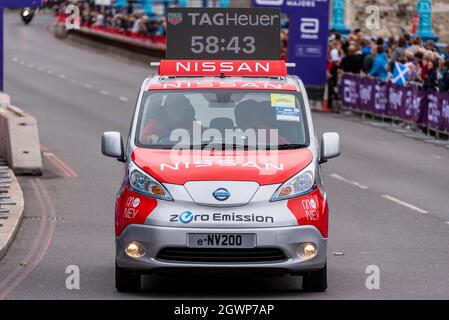 Nissan e-NV200 leichtes Nutzfahrzeug, offizieller Elektromotor-Zeitfahrwagen beim Virgin Money London Marathon 2021. Umweltfreundliches Stadtfahrzeug Stockfoto