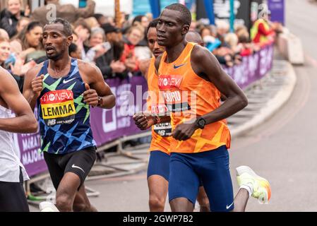 Sisay Lemma und Titus Ekiru beim Virgin Money London Marathon 2021. Elite Men's Leading Group Stockfoto