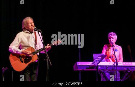 Justin Hayward (L) von den Moody Blues und Julie Ragins treten am 2. Oktober 2021 im Paramount in Huntington, New York, auf. Stockfoto