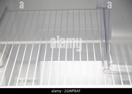 Leeres Regal in einem sauberen, leeren, weißen Kühlschrank Stockfoto