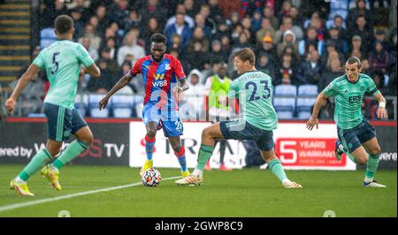 London, Großbritannien. Oktober 2021. Odsonne Edouard von Crystal Palace FC greift das Tor während des Premier League-Spiels zwischen Crystal Palace und Leicester City im Selhurst Park, London, England, am 3. Oktober 2021 an. Foto von Phil Hutchinson. Nur zur redaktionellen Verwendung, Lizenz für kommerzielle Nutzung erforderlich. Keine Verwendung bei Wetten, Spielen oder Veröffentlichungen einzelner Clubs/Vereine/Spieler. Kredit: UK Sports Pics Ltd/Alamy Live Nachrichten Stockfoto