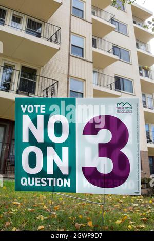 Politisches Yard Zeichen für das Wählen nicht auf Minneapolis Stadtwahl-Wahlstimmfrage und Maß 3 für Mietkontrollverordnung Stockfoto