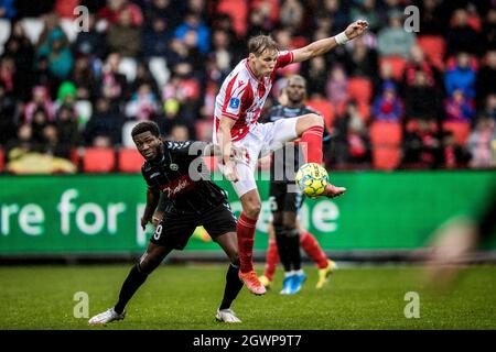 Aalborg, Dänemark. Oktober 2021. Anders Hagelskjaer (25) von AAB und Faris Moumbagna (9) von Soenderjyske, die während des 3F-Superliga-Spiels zwischen Aalborg Boldklub und Soenderjyske im Aalborg Portland Park in Aalborg gesehen wurden. (Foto: Gonzales Photo/Alamy Live News Stockfoto