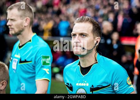 Aalborg, Dänemark. Oktober 2021. Schiedsrichter Mikkel Redder steigt in das Feld für das 3F Superliga-Spiel zwischen Aalborg Boldklub und Soenderjyske im Aalborg Portland Park in Aalborg ein. (Foto: Gonzales Photo/Alamy Live News Stockfoto