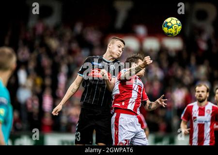 Aalborg, Dänemark. Oktober 2021. Emil Holm (3) von Soenderjyske und Frederik Borsting (25) von AAB beim 3F Superliga-Spiel zwischen Aalborg Boldklub und Soenderjyske im Aalborg Portland Park in Aalborg. (Foto: Gonzales Photo/Alamy Live News Stockfoto