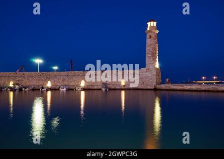 Eine historische Steinmauer und ein Leuchtturm im Hafen von Rethymno auf der Insel Kreta in Griechenland Stockfoto