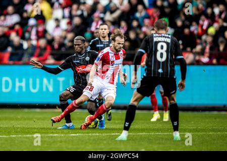 Aalborg, Dänemark. Oktober 2021. Iver Fossum (8) von AAB und Abdulrahman Taiwo (25) von Soenderjyske beim 3F Superliga-Spiel zwischen Aalborg Boldklub und Soenderjyske im Aalborg Portland Park in Aalborg. (Foto: Gonzales Photo/Alamy Live News Stockfoto