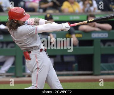 Pittsburgh, Usa. Oktober 2021. Cincinnati Reds dritter Baseman Jonathan India (6) verdoppelt sich im dritten Inning gegen die Pittsburgh Pirates am Sonntag, den 3. Oktober 2021 im PNC Park in Pittsburgh. Foto von Archie Corper/UPI Credit: UPI/Alamy Live News Stockfoto