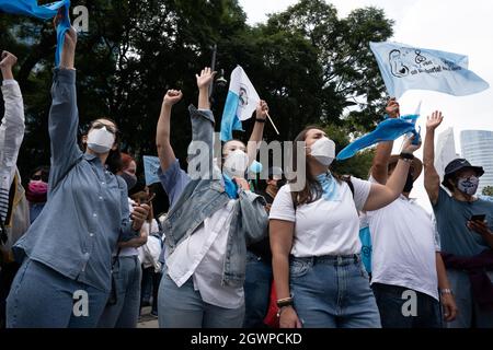 Mexiko-Stadt, Mexiko. Oktober 2021. Weibliche Demonstranten werfen ihre Arme in die Luft, als Reaktion auf eine Bitte des Sprechers, von den Männern während der Demonstration zu hören.Tausende marschieren in Mexiko-Stadt bei einer für das Leben und für Frauen einsetzten Demonstration. Demonstranten kamen aus dem ganzen Land, mit verschiedenen Staaten oder Organisationen auf ihren T-Shirts geschrieben. Der marsch kommt, nachdem der Oberste Gerichtshof Mexikos entschieden hat, dass Abtreibung seit September 2021 kein Verbrechen mehr ist. Kredit: SOPA Images Limited/Alamy Live Nachrichten Stockfoto