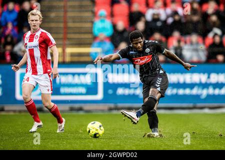 Aalborg, Dänemark. Oktober 2021. Faris Moumbagna (9) aus Soenderjyske, gesehen während des 3F Superliga-Spiels zwischen Aalborg Boldklub und Soenderjyske im Aalborg Portland Park in Aalborg. (Foto: Gonzales Photo/Alamy Live News Stockfoto