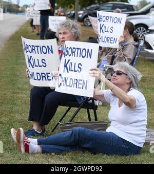 Mount Pleasant, Wisconsin, USA. Oktober 2021. Mehrere Dutzend Menschen nehmen an der jährlichen nationalen Demonstration der Lebenskette gegen Abtreibung am Sonntag, den 3. Oktober 2021 entlang einer verkehrsreichen Staatsstraße im Dorf Mount Pleasant, Wisconsin, neben Racine Teil. (Bild: © Mark Hertzberg/ZUMA Press Wire) Stockfoto