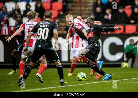 Aalborg, Dänemark. Oktober 2021. Rasmus Thelander (26) von AAB und Abdulrahman Taiwo (25) von Soenderjyske beim 3F Superliga-Spiel zwischen Aalborg Boldklub und Soenderjyske im Aalborg Portland Park in Aalborg. (Foto: Gonzales Photo/Alamy Live News Stockfoto