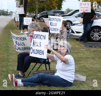 Mount Pleasant, Wisconsin, USA. Oktober 2021. Mehrere Dutzend Menschen nehmen an der jährlichen nationalen Demonstration der Lebenskette gegen Abtreibung am Sonntag, den 3. Oktober 2021 entlang einer verkehrsreichen Staatsstraße im Dorf Mount Pleasant, Wisconsin, neben Racine Teil. (Bild: © Mark Hertzberg/ZUMA Press Wire) Stockfoto