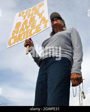 Mount Pleasant, Wisconsin, USA. Oktober 2021. Mehrere Dutzend Menschen, darunter PAT CARBONNEAU, nehmen an der jährlichen nationalen Demonstration der Lebenskette gegen Abtreibung am Sonntag, den 3. Oktober 2021 entlang einer verkehrsreichen Staatsstraße im Dorf Mount Pleasant, Wisconsin, neben Racine Teil. (Bild: © Mark Hertzberg/ZUMA Press Wire) Stockfoto