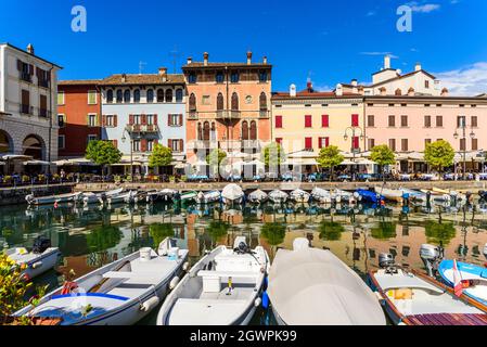 Desenzano del Garda, Italien - 22. September 2021: Blick auf den kleinen alten Hafen des Gardasees ein sonniger Tag in Desenzano. Stockfoto