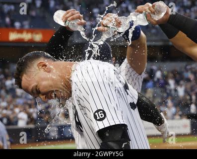 Bronx, Usa. Oktober 2021. Mannschaftsmitglieder der New Yorker Yankees Aaron Judge spritzen ihn mit Wasser, nachdem Richter im 9. Inning im Yankee Stadium am Sonntag, dem 3. Oktober 2021 in New York City eine Single mit einem Walk-off-Angriff getroffen hat, bei der er die Tampa Bay Rays 1-0 besiegt hat. Mit dem Sieg erringen die Yankees einen American League Wild Card Platz in der MLB Post Saison. Foto von John Angelillo/UPI Credit: UPI/Alamy Live News Stockfoto