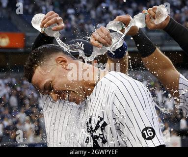 Bronx, Usa. Oktober 2021. Mannschaftsmitglieder der New Yorker Yankees Aaron Judge spritzen ihn mit Wasser, nachdem Richter im 9. Inning im Yankee Stadium am Sonntag, dem 3. Oktober 2021 in New York City eine Single mit einem Walk-off-Angriff getroffen hat, bei der er die Tampa Bay Rays 1-0 besiegt hat. Mit dem Sieg erringen die Yankees einen American League Wild Card Platz in der MLB Post Saison. Foto von John Angelillo/UPI Credit: UPI/Alamy Live News Stockfoto