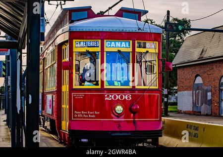 Eine New Orleans Straßenbahn hält an einem geschützten Halt in der Nähe der Friedhofs am Ende der Canal Street-Route am 14. November 2015 in New Orleans, Louisiana. Stockfoto