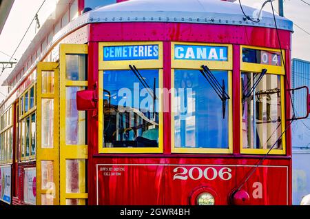 Am Ende der Canal Street-Route, 14. November 2015, wird eine New Orleans-Straßenbahn angehalten, wobei die Türen geöffnet sind. Stockfoto