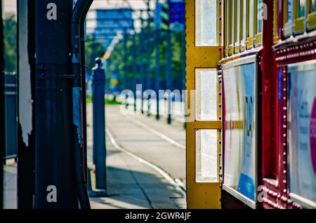 Am Ende der Canal Street-Route, 14. November 2015, wird eine New Orleans-Straßenbahn angehalten, wobei die Türen geöffnet sind. Stockfoto