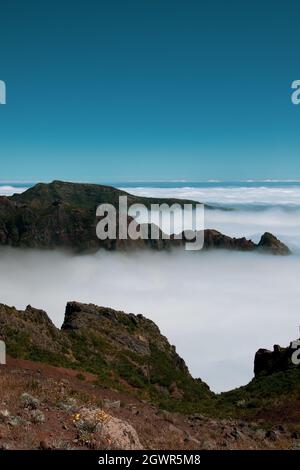 Riesige Berge und Hügel über Wolken auf dem Pico do Arieiro auf der Insel Madeira Stockfoto