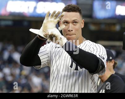 Bronx, Usa. Oktober 2021. New York Yankees Aaron Judge feiert mit seinen Teamkollegen, nachdem er im 9. Inning im Yankee Stadium am Sonntag, den 3. Oktober 2021 in New York City eine Single mit einem Walk-Off-Infield-Sieg gegen die Tampa Bay Rays 1-0 geschlagen hat. Mit dem Sieg erringen die Yankees einen American League Wild Card Platz in der MLB Post Saison. Foto von John Angelillo/UPI Credit: UPI/Alamy Live News Stockfoto