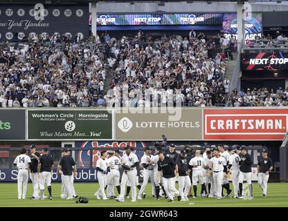 Bronx, Usa. Oktober 2021. New York Yankees Aaron Judge feiert mit seinen Teamkollegen, nachdem er im 9. Inning im Yankee Stadium am Sonntag, den 3. Oktober 2021 in New York City eine Single mit einem Walk-Off-Infield-Sieg gegen die Tampa Bay Rays 1-0 geschlagen hat. Mit dem Sieg erringen die Yankees einen American League Wild Card Platz in der MLB Post Saison. Foto von John Angelillo/UPI Credit: UPI/Alamy Live News Stockfoto