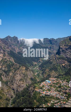 Kleine Stadt auf der Insel Madeira mit dem Namen „Curral das Freiras“, von den Bergen aus gesehen Stockfoto