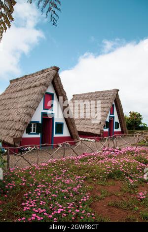 Traditionelle Häuser von der Insel Madeira in Santana Stockfoto
