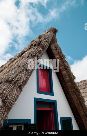 Traditionelle Häuser von der Insel Madeira in Santana Stockfoto