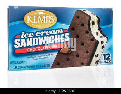 Winneconne, WI -12 September 2021: Eine Packung Kemps Eis Sandwiches auf einem isolierten Hintergrund Stockfoto