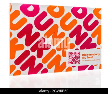 Winneconne, WI -12 September 2021: Eine Packung Dunkin Donuts Box auf einem isolierten Hintergrund Stockfoto