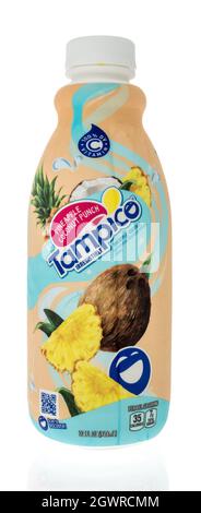 Winneconne, WI -3. Oktober 2021: Eine Flasche Kokosnuss-Punsch aus Tampico-Ananas auf einem isolierten Hintergrund Stockfoto