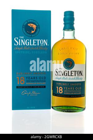 Winneconne, WI -3. Oktober 2021: Eine Flasche Singleton Single Malt Whiskey 18 Jahre alt auf einem isolierten Hintergrund Stockfoto