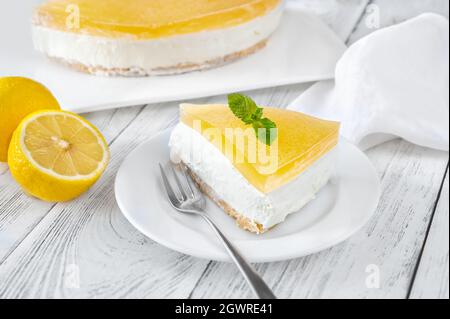 Stück Gin und Tonic Lemon Cheesecake auf weißem Hintergrund Stockfoto