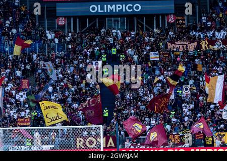 Rom, Italien. Oktober 2021. Roma-Fans jubeln ihr Team während des Fußballspiels der italienischen Serie A zwischen Roma und Empoli im Stadio Olimpico an. Kredit: Cosimo Martemucci/Alamy Live Nachrichten Stockfoto