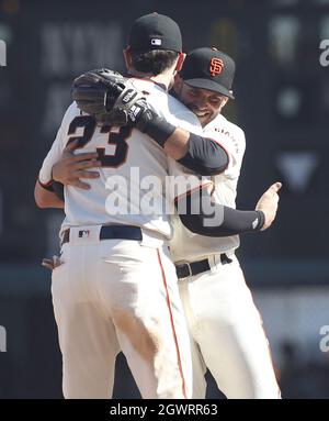 San Francisco, Usa. Oktober 2021. San Francisco Giants Tommy La Stella, rechts, umarmt seinen Teamkollegen Kris Bryant, nachdem die Giants am Sonntag, den 3. Oktober 2021 in San Francisco die Western Division der National League im Oracle Park geholt hatten. Foto von George Nikitin/UPI Credit: UPI/Alamy Live News Stockfoto