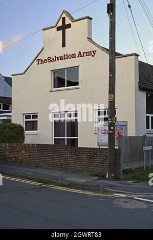 Das Gebäude der Heilsarmee in Wickford, Essex, in einer Wohnstraße, zeigt das Kreuz und den Namen „die Heilsarmee“. Stockfoto