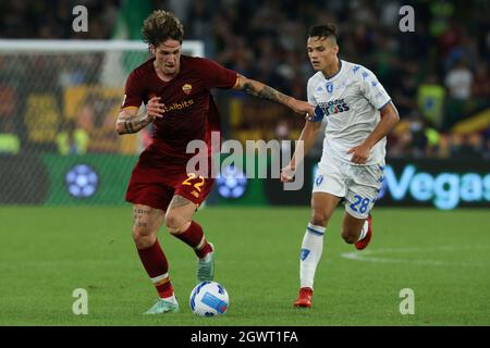 Roma, Italien. Oktober 2021. Rom, Italien Oktober 3 2021. Nicolo Zaniolo (Roma) und Samuele Ricci (Empoli) während der Serie A Match zwischen AS Roma und dem FC Empoli im Stadio Olimpico. (Foto von Giuseppe Fama/Pacific Press) Quelle: Pacific Press Media Production Corp./Alamy Live News Stockfoto