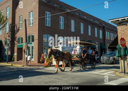 Pferdekutschenfahrten sind ein touristisches Grundnahrungsmittel in Charleston, South Carolina, aber auch das Zentrum der Kontroversen über die Sicherheit von Tieren. Stockfoto