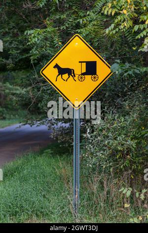 Schild, Amish Wagenfahrzeuge, entlang Landstraße, Indiana, USA, Von James D. Coppinger/Dembinsky Photo Assoc Stockfoto