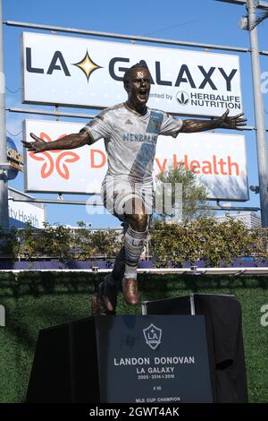 Los Angeles, Kalifornien, USA. Oktober 2021. Eine Statue des LEGENDÄREN Forward Landon Donovan VON LA Galaxy wird am Sonntag, den 3. Oktober 2021, am Legends Plaza vor dem Dignity Health Sports Park in Carson, Kalifornien, enthüllt. (Bild: © Ringo Chiu/ZUMA Press Wire) Stockfoto