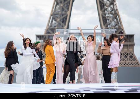 Paris, Frankreich. Oktober 2021. Models präsentieren Kreationen für L'Oreal am Rande der Paris Fashion Week Frühjahr/Sommer 2022 Ready-to-Wear-Kollektion zeigt am 3. Oktober 2021 auf dem Trocadero in Paris, Frankreich. Quelle: Xinhua/Alamy Live News Stockfoto